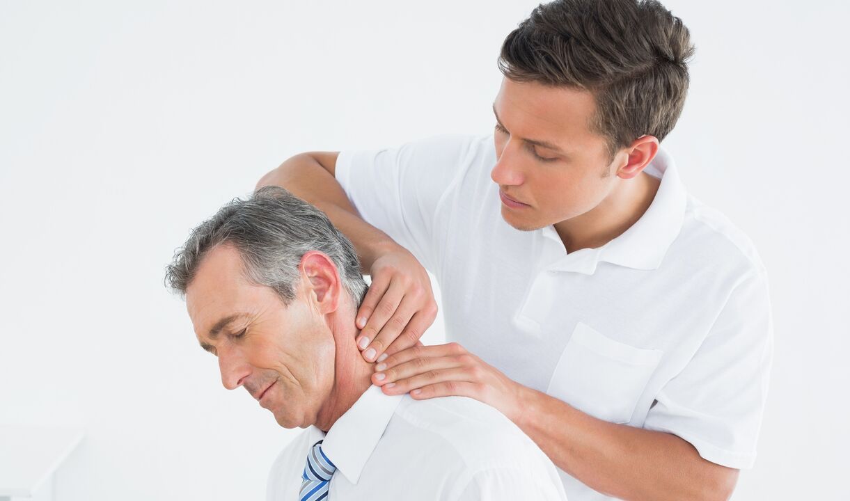 gydytojas apžiūri kaklą su osteochondroze