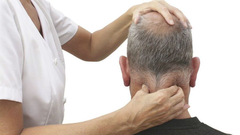 Atliekamas gydomasis kaklo masažas